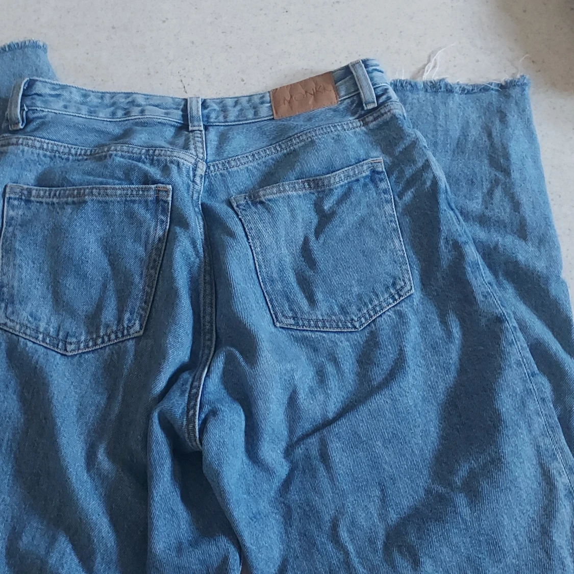 Blå jeansshorts från Monki - 90