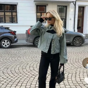 Jeansjacka nakd khaki - Säljer denna jeansjacka i khaki från nakd💗