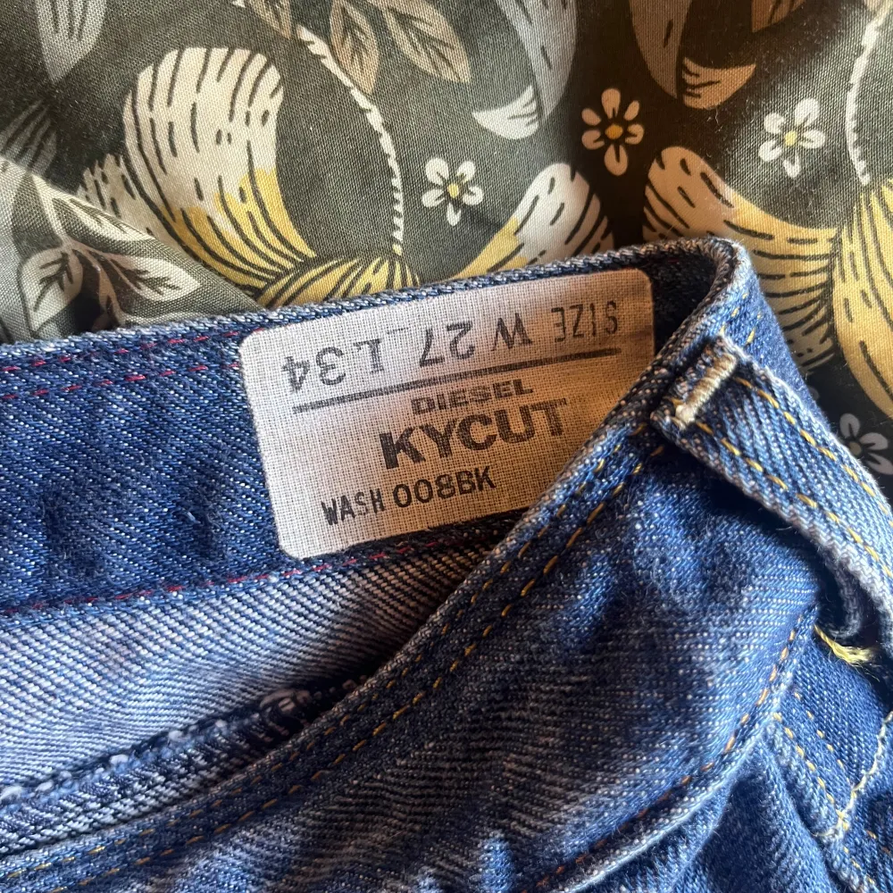 Ett par jättefina diesel jeans i nyskick, som jag säljer för att de tyvärr är för små för mig. Jag är 171 lång och brukar ha storlek 34/36. Byxorna passar bra runt höfterna men är lite för korta för mig. Verkligen skit snygga💗pris kan diskuteras!. Jeans & Byxor.