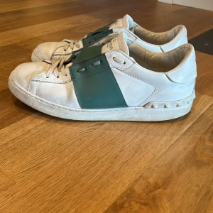 Valentino open Storlek 40 - Säljer ett par Valentino open skor i mycket snygg och ovanlig färg🤩. Storlek 40 men passar upp till 41. Skick 8/10, hör av er om ni har frågor