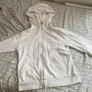 Vit zip-hoodie - Den är i väldigt bra skick, inget är sönder men den är ju inte HELT ny. Jag kan tvätta den åt dig, den är lite gul inne dock💀Den är inte baggy men sitter inte helt tajt heller. Man kan göra huvan större eller mindre med dess snören +två fickor.