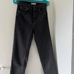Svarta jeans  - Snygga svarta jeans från gina som passar till allt! Inga bilder med de på pga för små 🎀