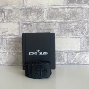 Stone island bälte - Stone island bälte. Köpt på nk, allt og finns kvar och skickas med. (Skickas i box på bilden)