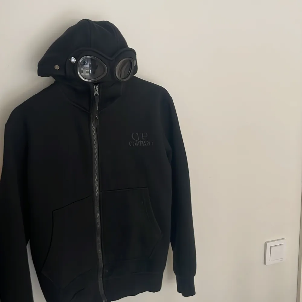 säljer min cp company hoodie då den har blivit för liten för mig och använder den inte längre och köpte den själv begagnad skick 8/10. om ni vill ha fler bilder på tröjan eller lite mer information om den så e de bara att kontakta mig.. Tröjor & Koftor.