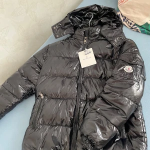 Moncler Maya jacka - Säljer min moncler maya jacka för ett bra pris, den är helt ny inte använd alls.