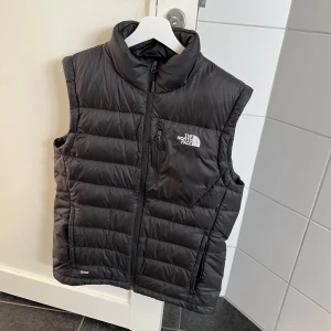 The north face väst - Säljer min väst  Använd ett fåtal gånger Skick 9/10 Inga skador eller något 