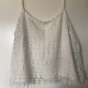 Gulligt linne - sött linne med innbyggt linne o spets. Köpt second hand men har ej kommit till användning eftersom det inte riktigt är min stil. Skulle säg att den är S/M. Kontakta för mer bilder eller info🥰🥰