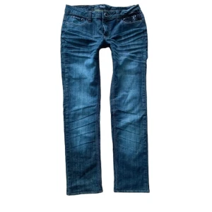 Blå jeans från D&G - Säljer ett par snygga blå jeans från D&G. De har en glitter/paljettdel på ena framfickan! Perfekta för både vardag och fest! Storklek är oklar då det inte står något men skulle säga att de passar S/M