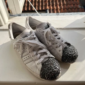 Adidas skor  - Säljer dessa adidas superstar (tror det är den modellen) med glitter vid tårna. De är otroligt sköna, köpte de på Vinted men de kommer tyvärr inte till användning. De har några slitningar som ni ser på bilderna, men om ni undrar något mer så skriv!💖