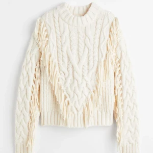 Stickad tröja med fransar - Säljer den här stickade tröjan från H&M i stl XS💖 den är helt slutsåld! Lappar är kvar då den är helt oanvänd