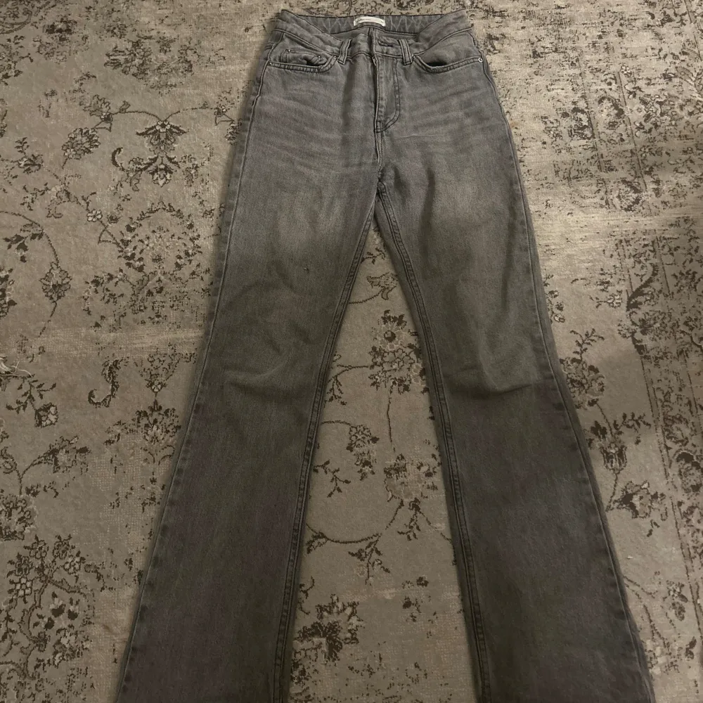 Ett par gråa boot cut jeans ifrån Gina tricot som är använda ett par gånger. De har slitningar längst ner som man kan se på sista bilden därav priset men slitningarna är inget man tänker på💘 köptes för 499:-. Jeans & Byxor.