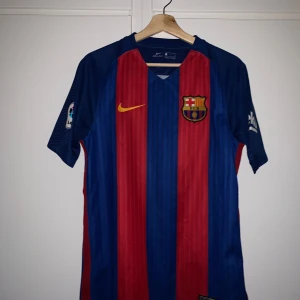 Fotbollströja  - Barcelona fotbollströja. Ränder