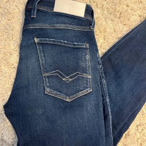 replay anbass jeans  - säljer ett par fräscha replay anbass jeans i gott skick 9/10. storleken är 31 W 32 L