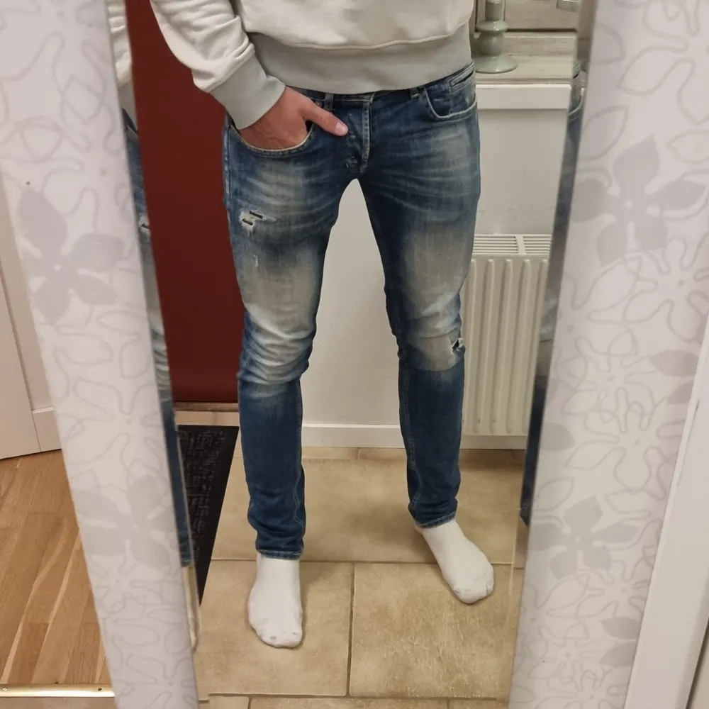 Galet feta Dondup george, den nya modellen, med 2 slitnignar, skick 9/10. Innerbenslängden är 81 cm, ytterbenslängd 103. Modellen är 183 och väger ca 68. Vid frågor eller fler bilder är det bara att skriva //Kba_Closet . Farkut & Housut.