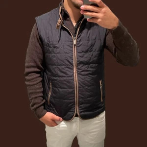 Massimodutti väst  - Säljer denna sjukt snygga västen i från Massimodutti vid frågor och funderingar skriv gärna 🙌