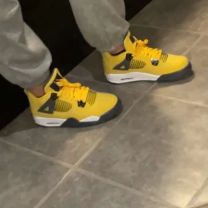 Nike Jordan 4 - Säljer ett par helt nya Nike air jordan 4  retro lightning st 38. De är aldrig använda bara testade på men de var tyvärr för små. Det är bara att höra av dig om du undrar något eller om du vill ha fler bilder. Pris går att diskutera!