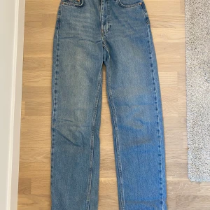 Blåa jeans ifrån Grunt. Köpta på KidsBrandstore. - Super fina jeans, som är i bra skick. Säljer då dom inte längre kommer till användning tyvärr. Super fint skick.