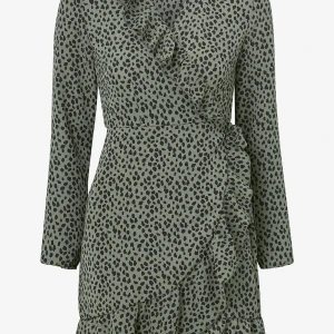 Omlottklänning - Omlottklänning i storlek 34 köpt från Only, klänningen är i fint skick och säljs pågrund av att storleken inte längre passar mig. https://www.ellos.se/only/omlottklanning-onlcarly-l-s-wrap-short-dress/1590774-05?utm_source=google&utm_medium=cpc&utm_c