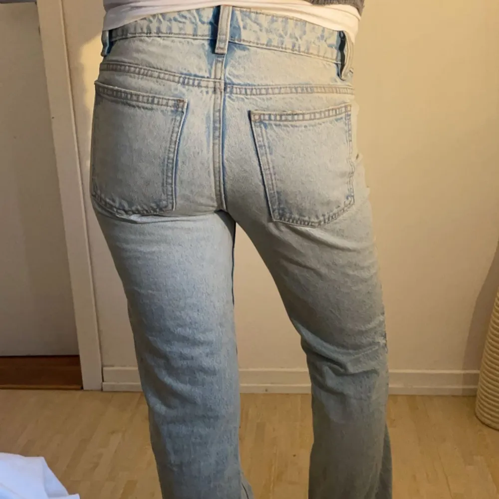 Storlek 32 Lågmidjade straight/bootcut jeans från zara Nypris-600kr Använd 2-3 gånger. Jeans & Byxor.