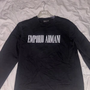 Svart långärmad tröja från Emporio Armani - Emporio Armani sweatshirt i väldigt bra skick, använd max 5 gånger, storlek M men passar även S