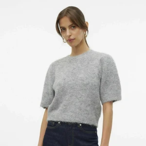 Grå stickad tröja  - Säljer en så fin grå stickad tröja ifårn Veromoda i så bra skick🥰 