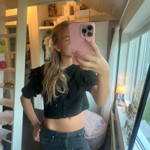 Svart blus🖤 - Blus/topp ifrån zara i storlek S. Älskar volangerna oxh detaljerna på toppen. Aldrig använd bara testad ❣️.