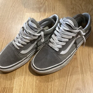 Gråa vans  - Säljer skit snygga gråa vans. Skick 6/10 skriv vid minsta lilla fråga.