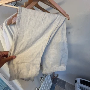 HM linnebyxor  - Ett par linnebyxor från Hm som endast är använda 1 gång.