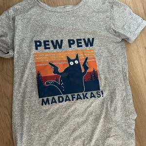 T-shirt med tryck - Fett skojig tröja i mycket bra skick