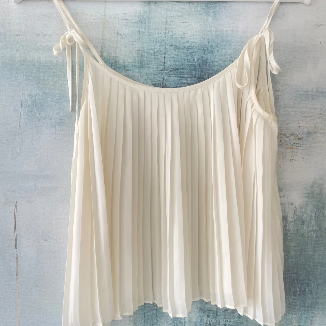 Vit plisserad topp med knytband