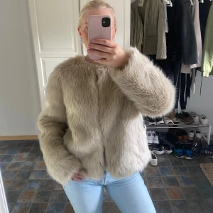 Beige pälsjacka - Beige pälsjacka i stl 40 men sitter som en M ungefär:)) 