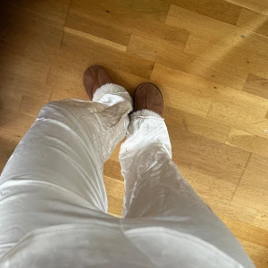 Satin byxor.  - Vita satin byxor från zara 