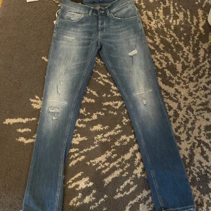 Dondup Jeans - Säljer ett par splitternya Dondup George Jeans eftersom de var för stora. Nypris: 3000kr mitt pris: 1199kr. passar 180 cm