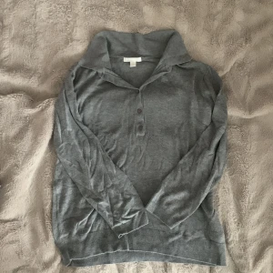 Tröja/kofta - En fin tröja/kofta köpt här på Plick men är från h&m (gammal) den har knappar och armarna är lite korta (är nog menat att ha trekvartsärmar) 💘