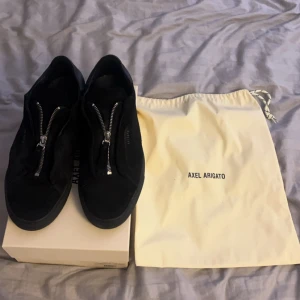 Axel arigato 90 clean zip - Inköpta i början av förra  sommaren Använda fåtal gånger så i mycket gott skick!