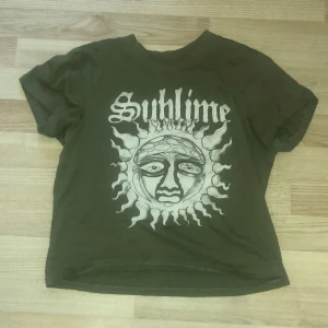 Tshirt h&m - En militärgrön tshirt från h&m 2022😚köpte den då och använde den supermycket men inte längre, ser gott som ny ut ändå🫶🏻