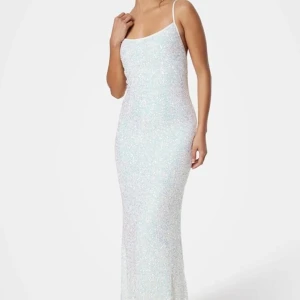 Balklänning🤍🤍 - Säljer min fina balklänning!!  Nypris 1500