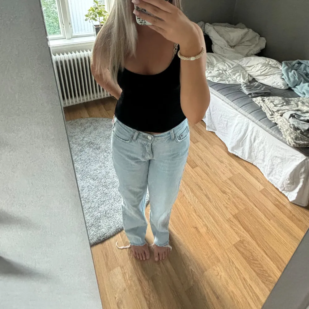 Säljer dessa ljusblåa low waist jeans från Gina tricot🩵 jeansen är klippte nedtill då dom var för långa på mig. Jag är 1,55. Jeans & Byxor.