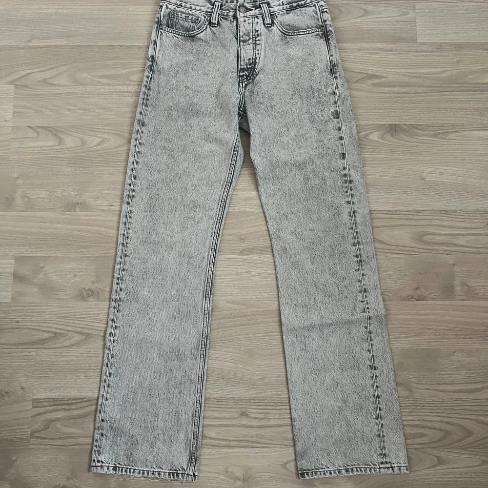 Byxorna har en avslappnad passform med lite bootcut så att de ligger perfekt över skorna. De är i bra skick, den enda skadan är lite heeldrag (se sista bilden) . Jeans & Byxor.