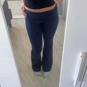 Yoga pants - Mörkblå yoga pants från Gina, bra skick, använda några gånger