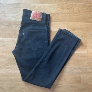 Levi’s W30 L32 - Svarta Levi Jeans modell 502 | Midja 30, Längd 32 | Mycket bra skick 👍  Fler kläder till bra pris finns på min profil!