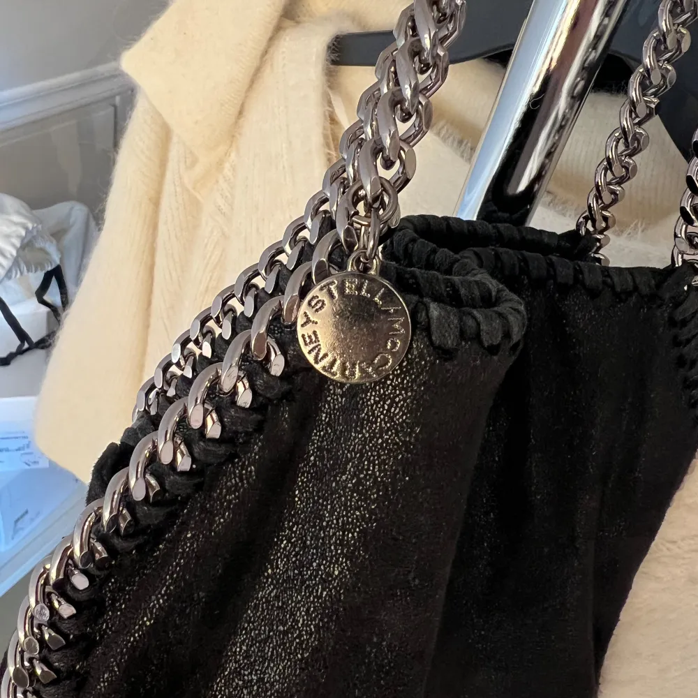 Säljer nu min fina Stella väska då jag tyvärr inte fått användning av den på senaste. Väldigt fint skick, tags och dustbag medföljer, väskan är i modellen mini falabella❤️. Väskor.