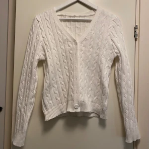 Kabelstickad kofta - Väldigt fin kofta från Shein som är tunnt stickad. Storleken är Medium men den sitter vädligt tight så skulle säga Small. 