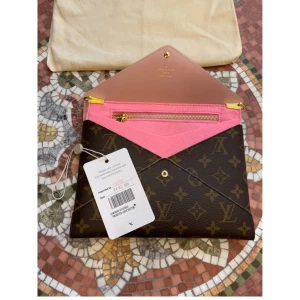 Louis Vuitton kuvertväska - Kuvertväska ifrån Louis Vuitton. Knappt använd så i otroligt fint skick.   Guldkedja medföljer!