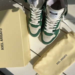 Axel Arigato - Dice Hi Sneaker  - Har endast använt en gång. Säljer dessa pågrund av att det är för stora för mig. Skorna är i nyskick!