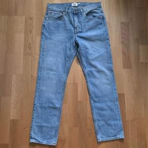 Säljer ett par klassiska blå jeans från märket 157. De har en straight passform och passar till alla tillfällen. byxorna är i bra skick och är i storlek 32/30. skriv gärna vid frågor eller prisförslag