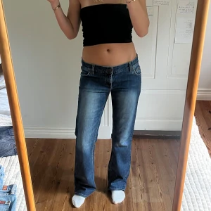 Lågmidjade jeans  - Midjemått( rätt över): 40cm  Inerbenslängd: 83cm   Köp dem via ”KÖP NU” eller Swish  Modellen är 170 cm, inga defekter 💕 