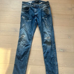 Replay anbass - Säljer nu dessa feta Replay anbass med slitningar i storlek 32/32. Använda mindre än 10 gånger och i sjukt bra skick. Skulle det finnas någon fråga är det bara att skriva svarar på allt!