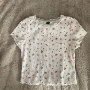 Kortärmad  - En gullig tröja från SHEIN, den har spets och är blommig. Storlek M men är liten i storleken. 💕