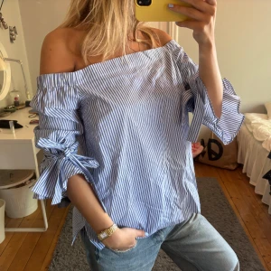 Blus - Fin blus🩵💙 den är L men sitter bra på mig som e S/M!! Se bilden